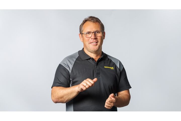 Ein Mann im ÖAMTC-Shirt vor einem neutralen Hintergrund