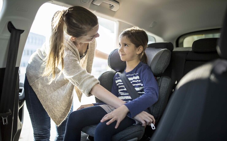 Kind im Auto: Reicht eine Sitzerhöhung?