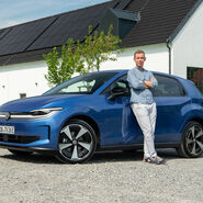 Ein Mann lehnt an einem blauen VW ID Polo.