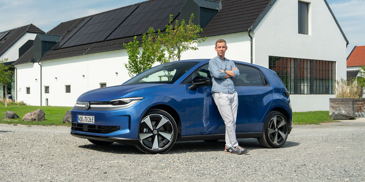 Ein Mann lehnt an einem blauen VW ID Polo.