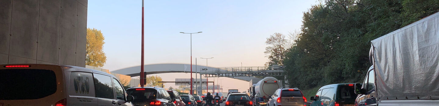 Autos bilden eine Rettungsgasse