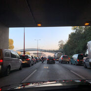 Autos bilden eine Rettungsgasse