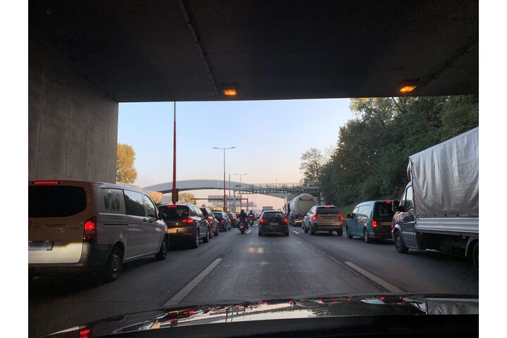 Autos bilden eine Rettungsgasse