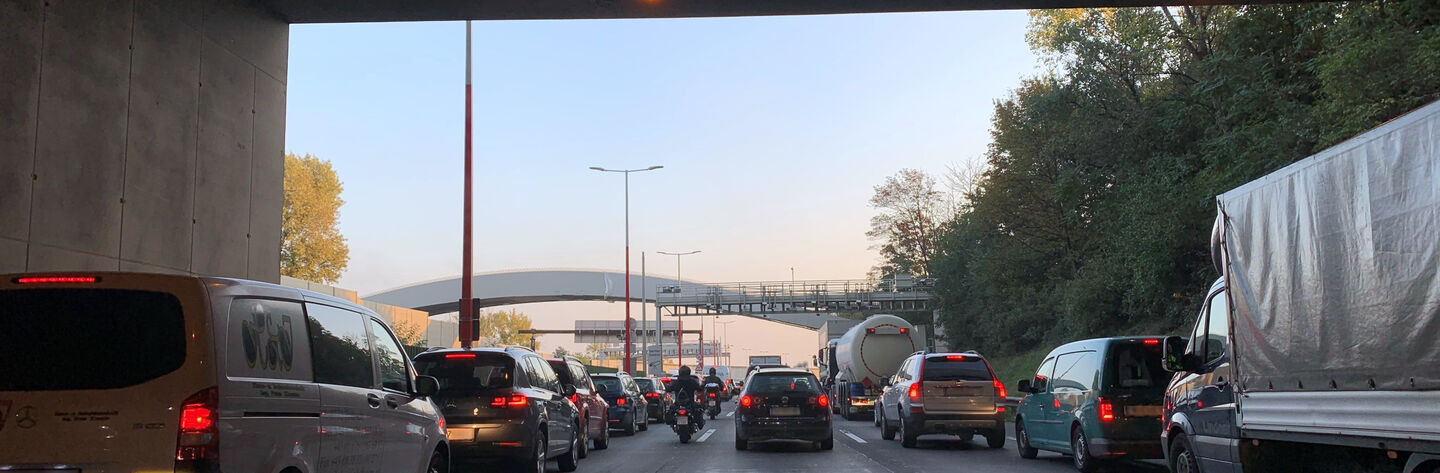 Autos bilden eine Rettungsgasse