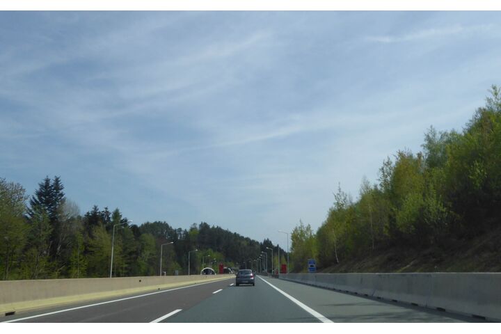 A2 (Süd Autobahn) im Packabschnitt - ein Auto bei der Einfahrt in den Assingbergtunnel
