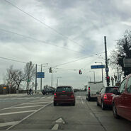 Autos vor einer roten Ampel in einem Baustellenbereich vor einer Brücke