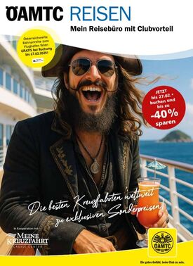 zeigt einen Piraten mit einem Hut auf einem Kreuzfahrtschiff der in die Kamera lacht