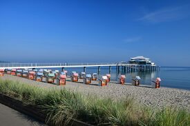 Bunte Korbsessel am Timmendorfer Strand mit Blick aufs Meer