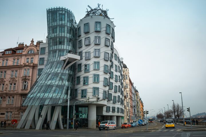 ein verzerrtes Haus in Prag, das aussieht als würde es tanzen