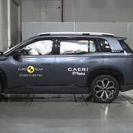 Crashtest: AION V Ein Auto, das im Zuge eines Crashtests frontal gegen ein Hindernis prallt.
