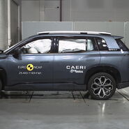 Ein Auto, das im Zuge eines Crashtests frontal gegen ein Hindernis prallt.