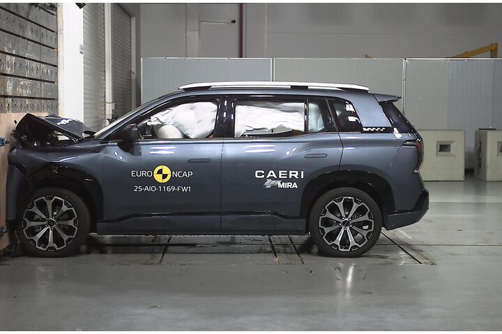 Ein Auto, das im Zuge eines Crashtests frontal gegen ein Hindernis prallt.
