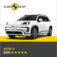 Crashtest: AION V Auf dem Bild sieht man ein weißes Auto. Darüber das Logo des Crashtest-Konsortiums Euro NCAP. Unter dem Auto steht in gelber Schrift auf grauem Hintergrund, um welches Fahrzeug es sich handelt sowie die Sternebewertung, in weißer Schrift das Jahr des Tests.