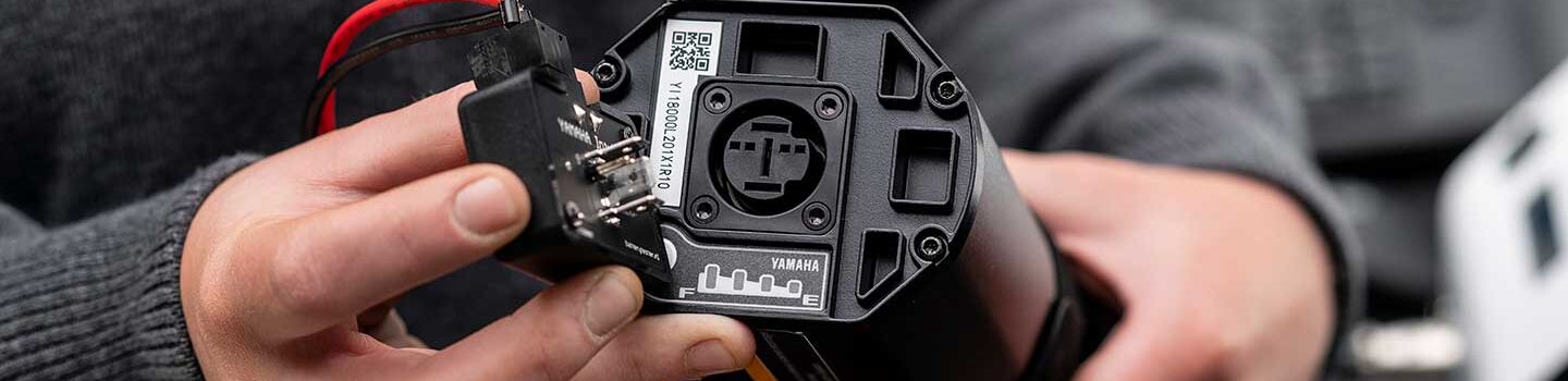 ÖAMTC Techniker begutachtet einen e-Bike Akku