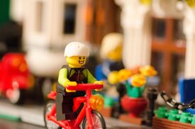 Legomännchen auf einem Fahrrad