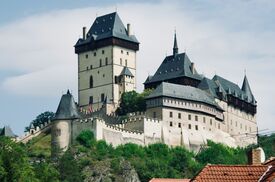 Burg Karlstein in Tschechien auf einem Hügel