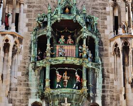 Ein Glockenspiel an einer Wand mit vielen kleinen Figuren
