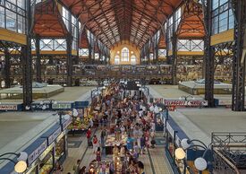 Eine große Markthalle mit vielen Menschen und Verkaufsständen
