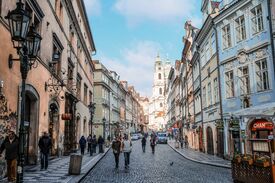 Die Altstadt Prags mit bunten Häusern und Menschen