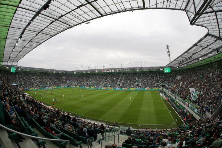 Fußballstadion von Rapid Wien mit Zuschauern