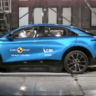 Ein Auto, das im Zuge eines Crashtests frontal gegen ein Hindernis prallt.