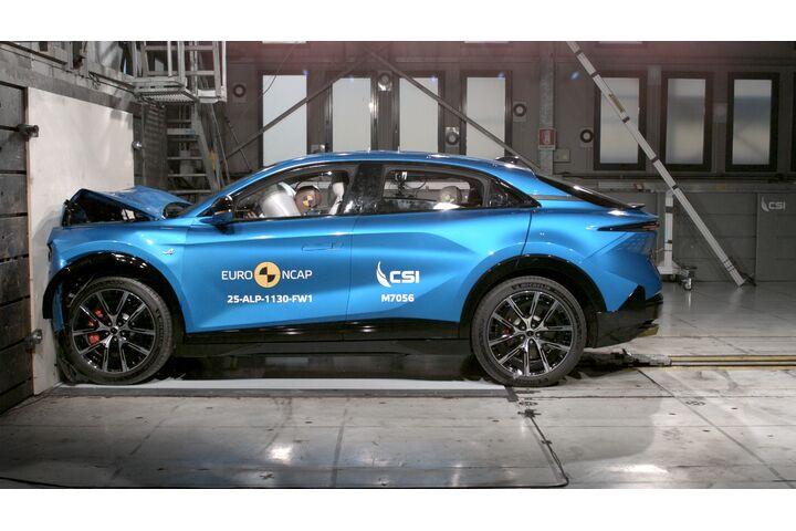 Ein Auto, das im Zuge eines Crashtests frontal gegen ein Hindernis prallt.