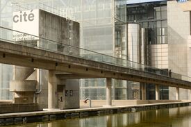 Blick auf die Brücke, die zum Cité des Sciences et de l’Industrie Museum führt