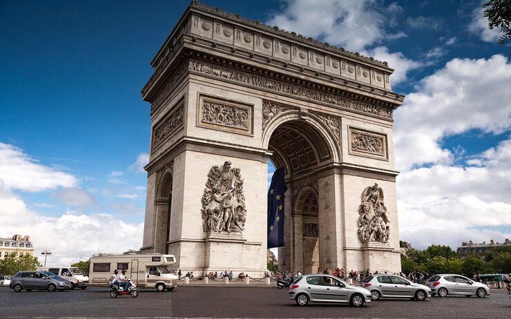 Verkehr am Arc de Triomphe in Paris Straßenverkehr in Paris: Autos, Motorräder und Wohnmobile vor dem Arc de Triomphe