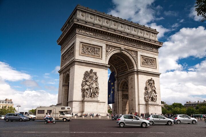 Straßenverkehr in Paris: Autos, Motorräder und Wohnmobile vor dem Arc de Triomphe