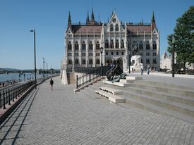 Die Donaupromenade in Budapest auf Höhe des Parlaments
