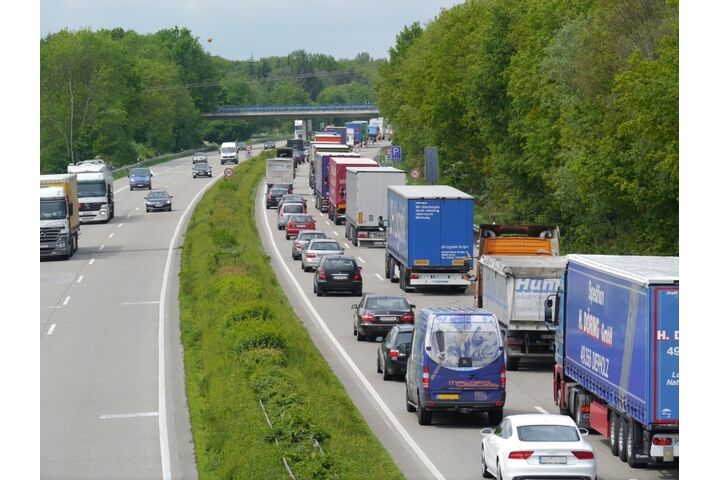 Lkw-Stau auf einer Autobahn