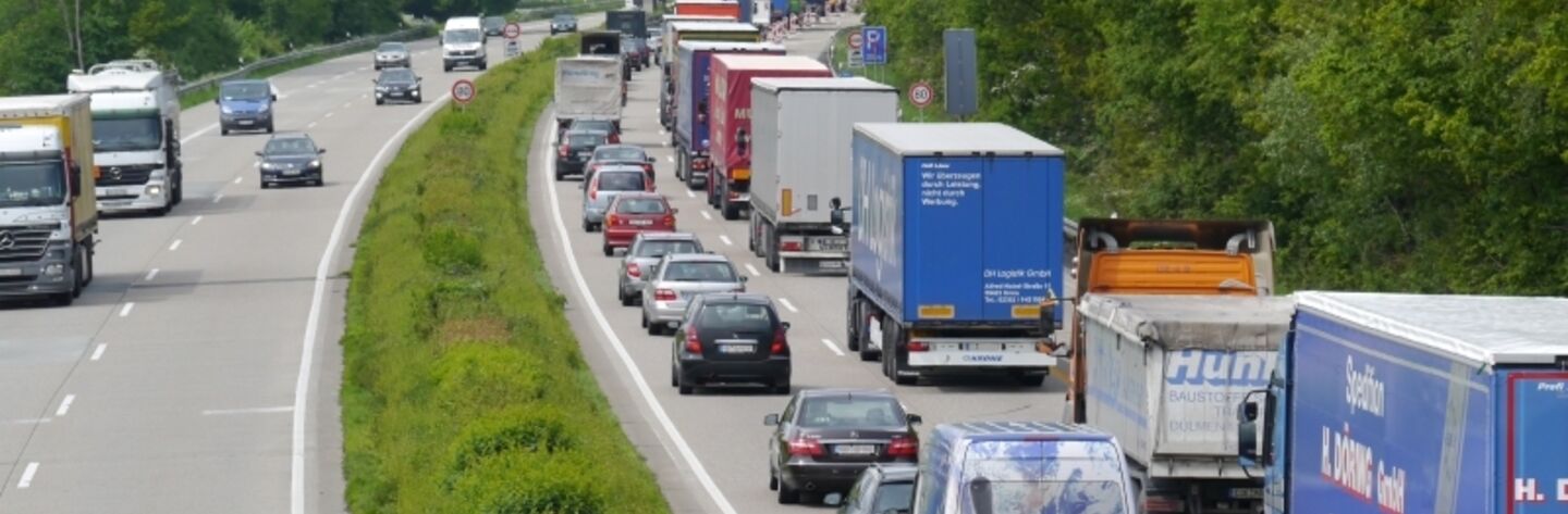Lkw-Stau auf einer Autobahn