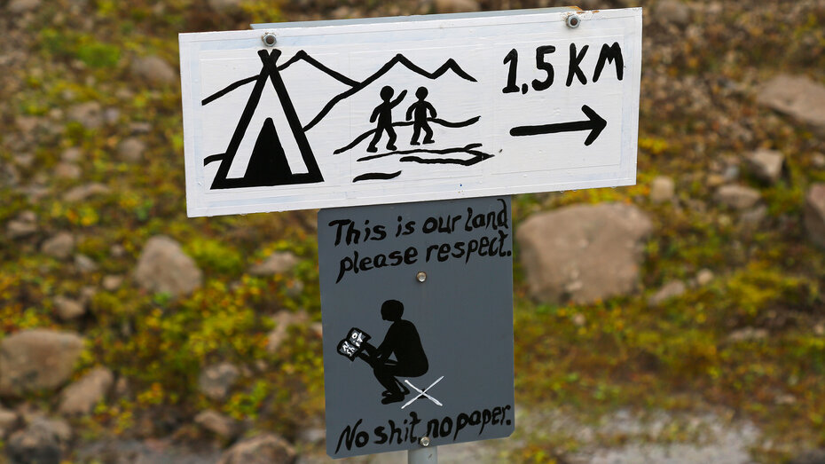 Ein witziges Schild dass sagt: No Shit, no Paper. This is our land, please respect.