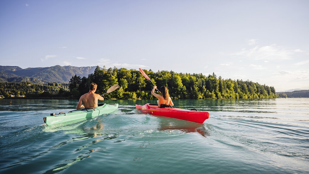 Zwei Kajakfahrer sind am Faaker See unterwegs.