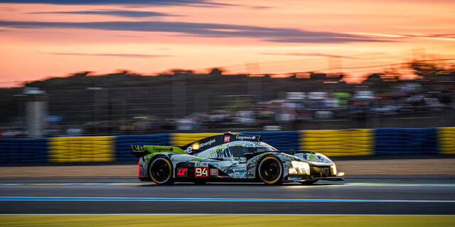 Das Peugeot 9X8 Hypercar fährt bei Sonnenuntergang in Le Mans