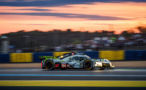 Das Peugeot 9X8 Hypercar fährt bei Sonnenuntergang in Le Mans