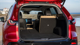 Ein roter Mazda CX-5 mit offenem Kofferraum