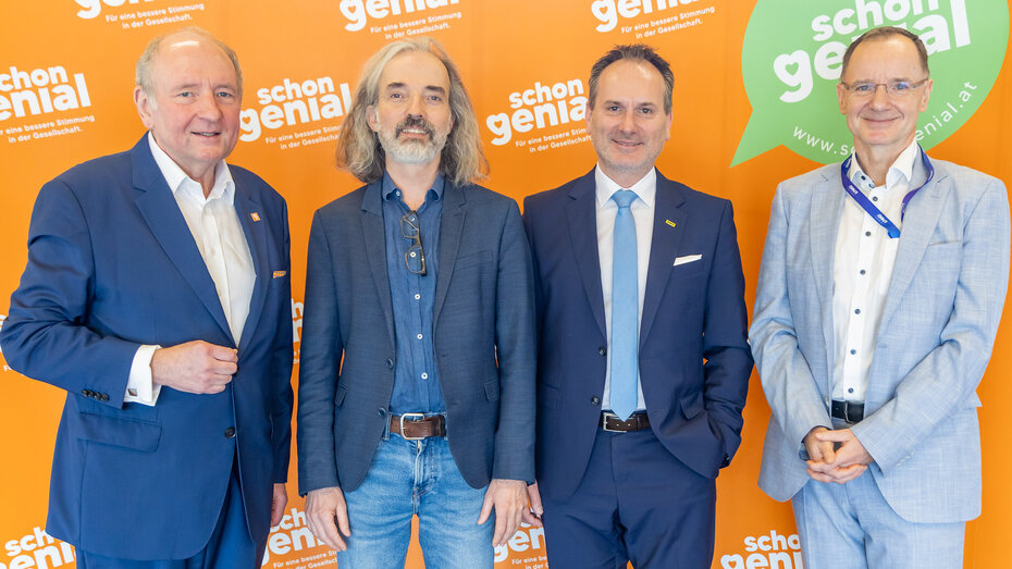 Vier Herren im Anzug stehen nebeneinander