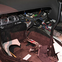 Der Platz des Stuntman am Boden eines James Bond Auto mit Lenkrad, Pedalen und Tacho.