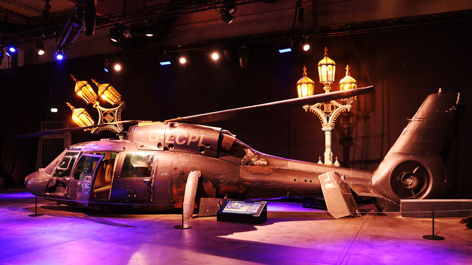 Der Eurocopter AS365 Dauphin N2 aus James Bond in Originalgröße auf der James Bond Ausstellung.