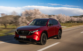 Ein roter Mazda CX-5 fährt auf einer Landstraße