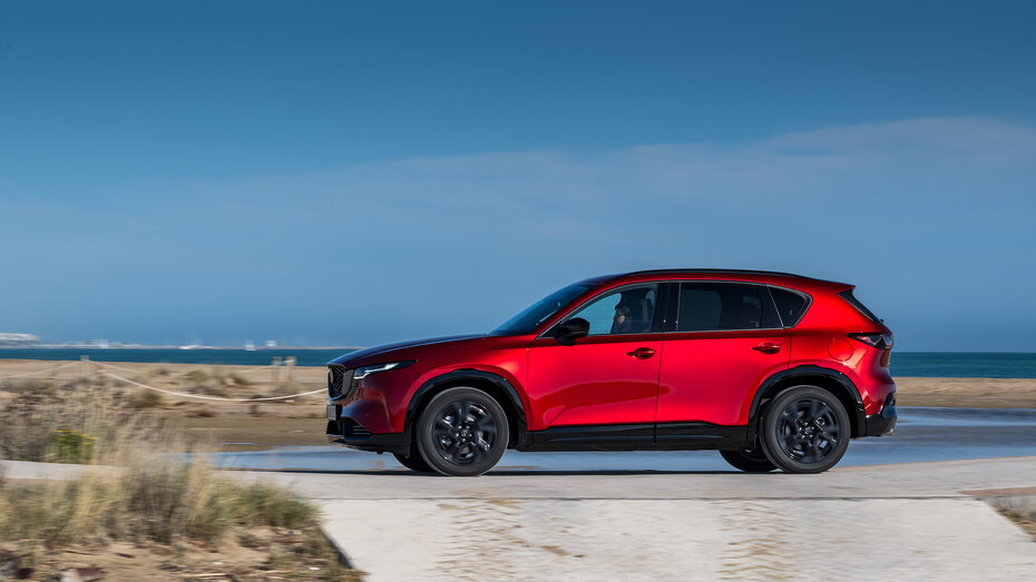 Ein roter Mazda CX-5 seitlich