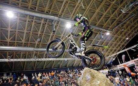 Ein Motorradfahrer balanciert auf einem Felsen