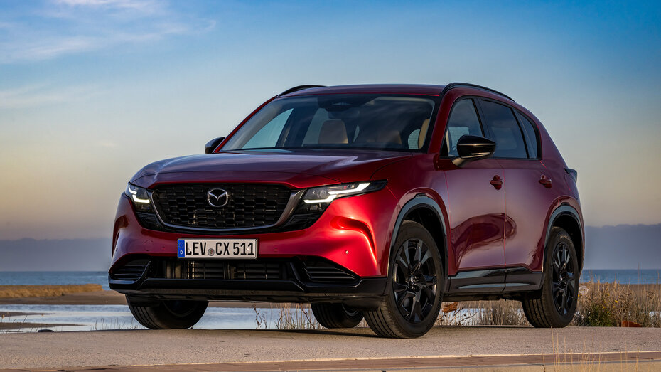 Ein roter Mazda CX-5 von schräg vorne