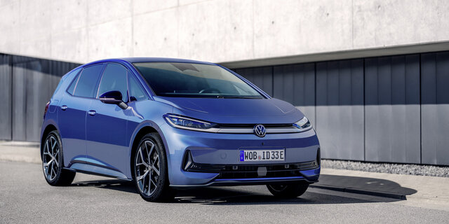 Ein blauer VW ID.3 Neo von schräg vorne