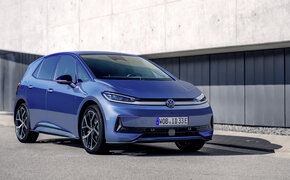 Ein blauer VW ID.3 Neo von schräg vorne