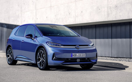 Ein blauer VW ID.3 Neo von schräg vorne
