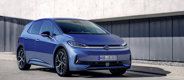 Ein blauer VW ID.3 Neo von schräg vorne
