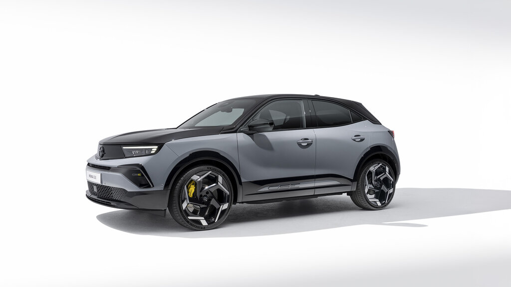 Opel Mokka GSE von der Seite. Er ist grau.