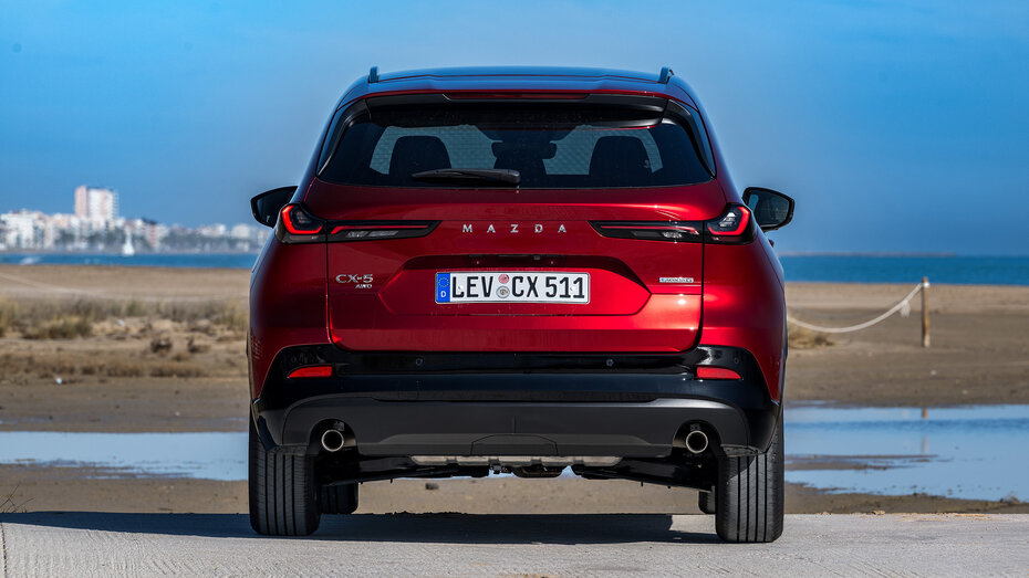 Ein roter Mazda CX-5 von hinten